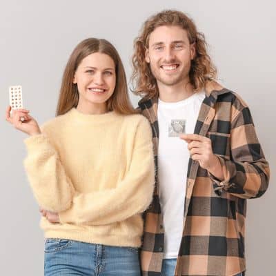 Homme et femme avec un moyen de contraception chacun