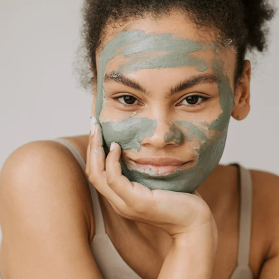 femme avec un masque d'argile sur le visage