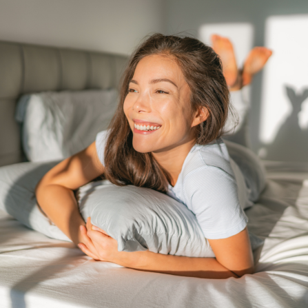 Une femme heureuse dans son lit