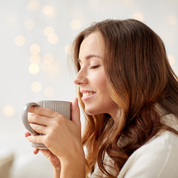 femme tenant une tasse de thé