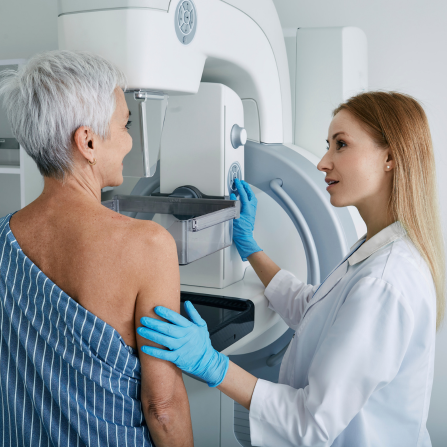 Une femme passe une mammographie avec une radiologue
