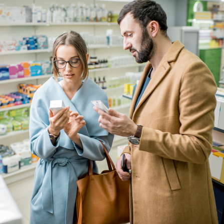 Un couple regarde les produits en libre service dans leur pharmacie