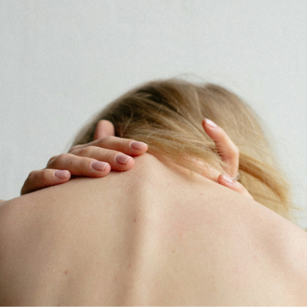 Peau du dos saine illustrant une bonne hydratation cutanée, idéale pour prévenir les sensations de tiraillement et la déshydratation.