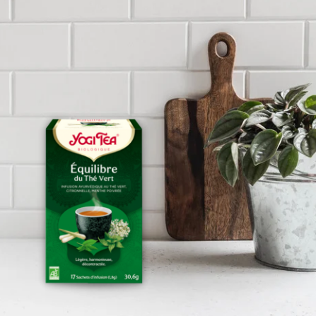 Le thé vert Equilibre de Yogi Tea posé dans une cuisine