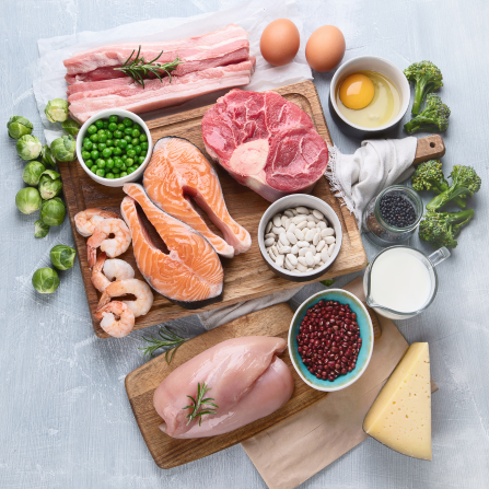 Les aliments naturellement riches en protéines animales et végétales : saumon, crevettes, bœuf, œufs, lentilles, brocoli, lait, choux de Bruxelles, etc