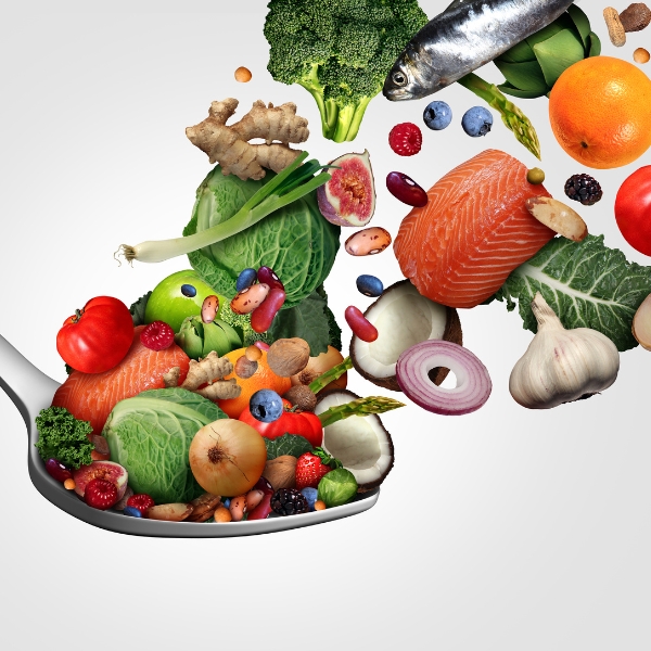 légumes et fruits sur une cuillère