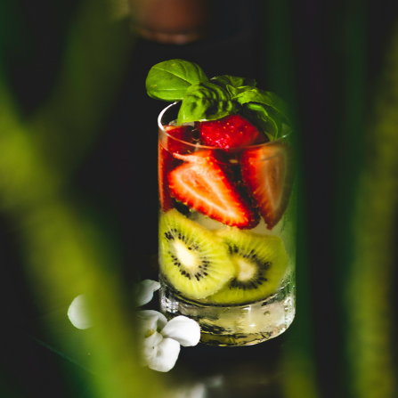 Verres de boissons rafraîchissantes maison pour l’été, riches en fruits et en eau. Idéal pour rester hydraté naturellement pendant les fortes chaleurs.