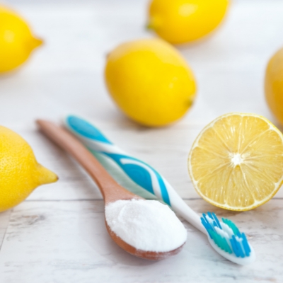 brosse à dents et citrons