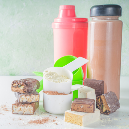 Des boissons, poudres et barres protéinées