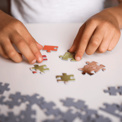 enfant faisant un puzzle