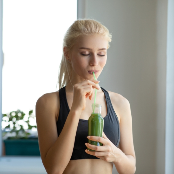 Femme buvant un jus de légumes