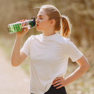 femme qui boit dans une gourde