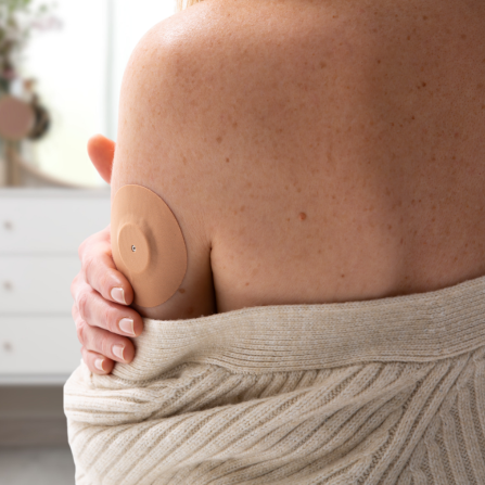 Une femme porte un patch de protection Capteur Protect afin de maintenir correctement son patch lors de sa grossesse