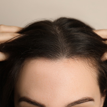 Une femme met ses mains dans ses cheveux