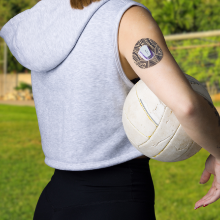 Une joueuse de foot protège son capteur de glycémie avec un patch Capteur Protect
