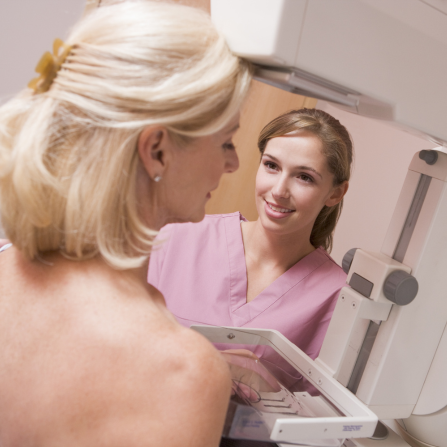 Une femme se fait accompagnée par une jeune professionnelles lors de sa mammographie