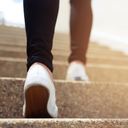 Une personne marche en montant des escaliers