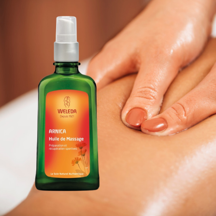 Une femme réalise un massage lymphatique avec mise en avant de l'huile de massage à l'arnica de Weleda