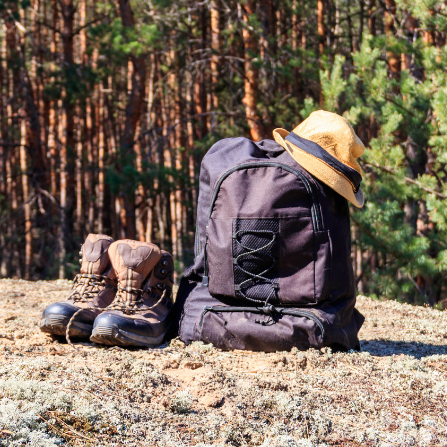 Le matériel de randonnée nécessaire à savoir un sac à dos, des chaussures et un chapeau