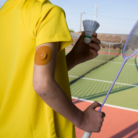Un homme utilise un patch Capteur Protect pour maintenir son capteur lors de sa séance de tennis