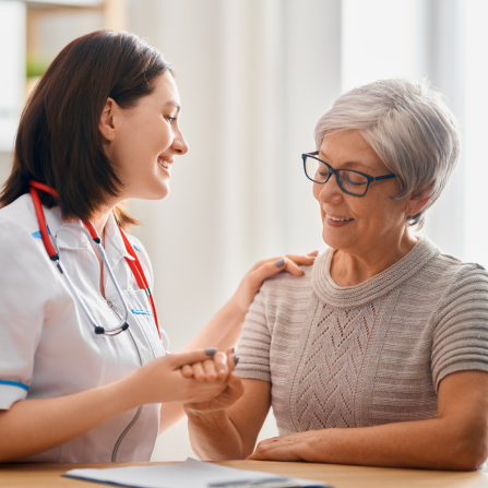 Une médecin soutient une femme en la tenant par la main