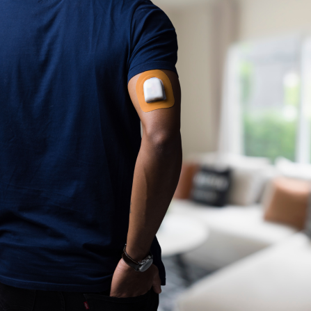 Un homme porte un patch adhésif Capteur Protect pour maintenir sa pompe à insuline 