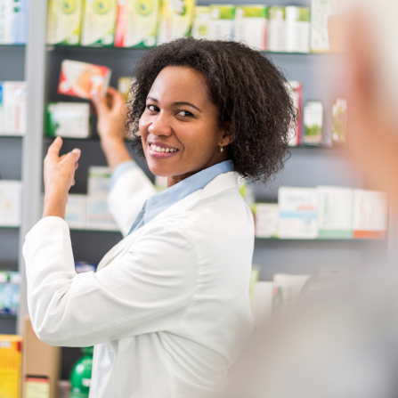 Une pharmacienne montre du doigt un produit pour son patient