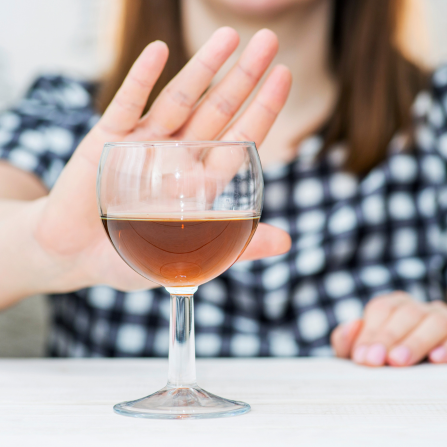 Une femme refuse un verre d'alcool