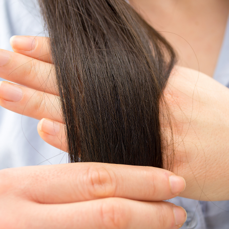 Une femme se tient les cheveux