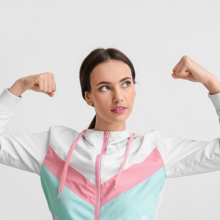 Une femme montre ses muscles