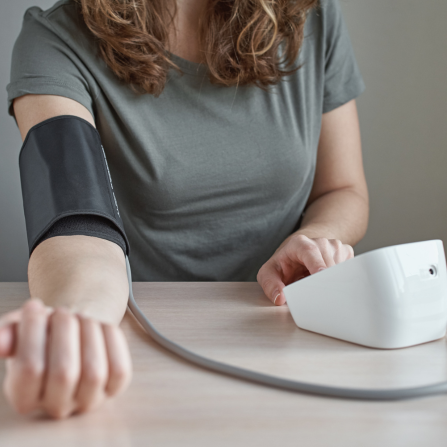 Une femme utilise un tensiomètre