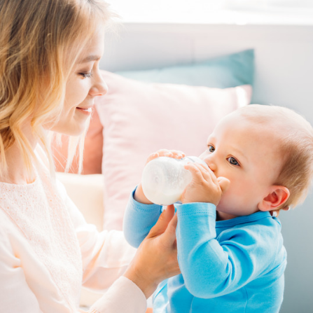 femme qui donne un biberon à son bébé