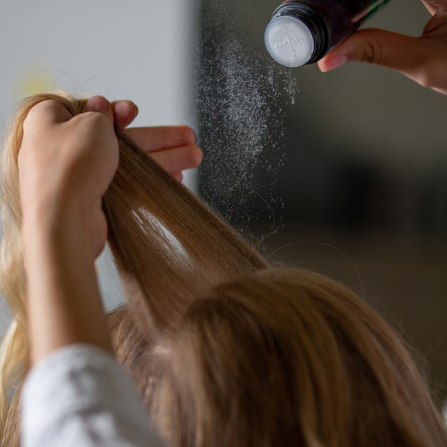 Une femme utiliser des fibres capillaires en poudre