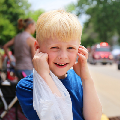 Pourquoi et comment protéger du bruit les oreilles de nos enfants ?