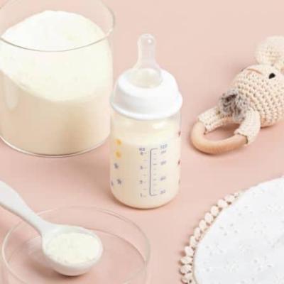 Tout savoir sur le lait bébé : avec ou sans lactose, anti-colique