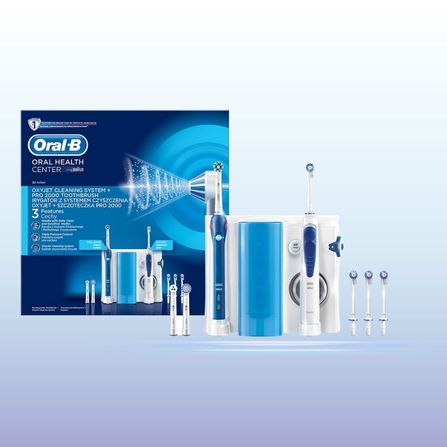 Combiné brosse à dent hydropulseur Oxyjet sur fond bleu