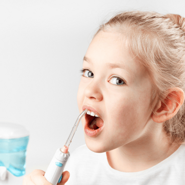 Petit enfant utilisant un jet dentaire