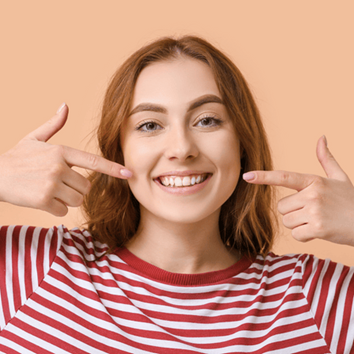 Femme pointant sa bouche qui sourit