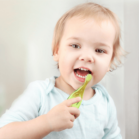 Un enfant qui se brosse les dents